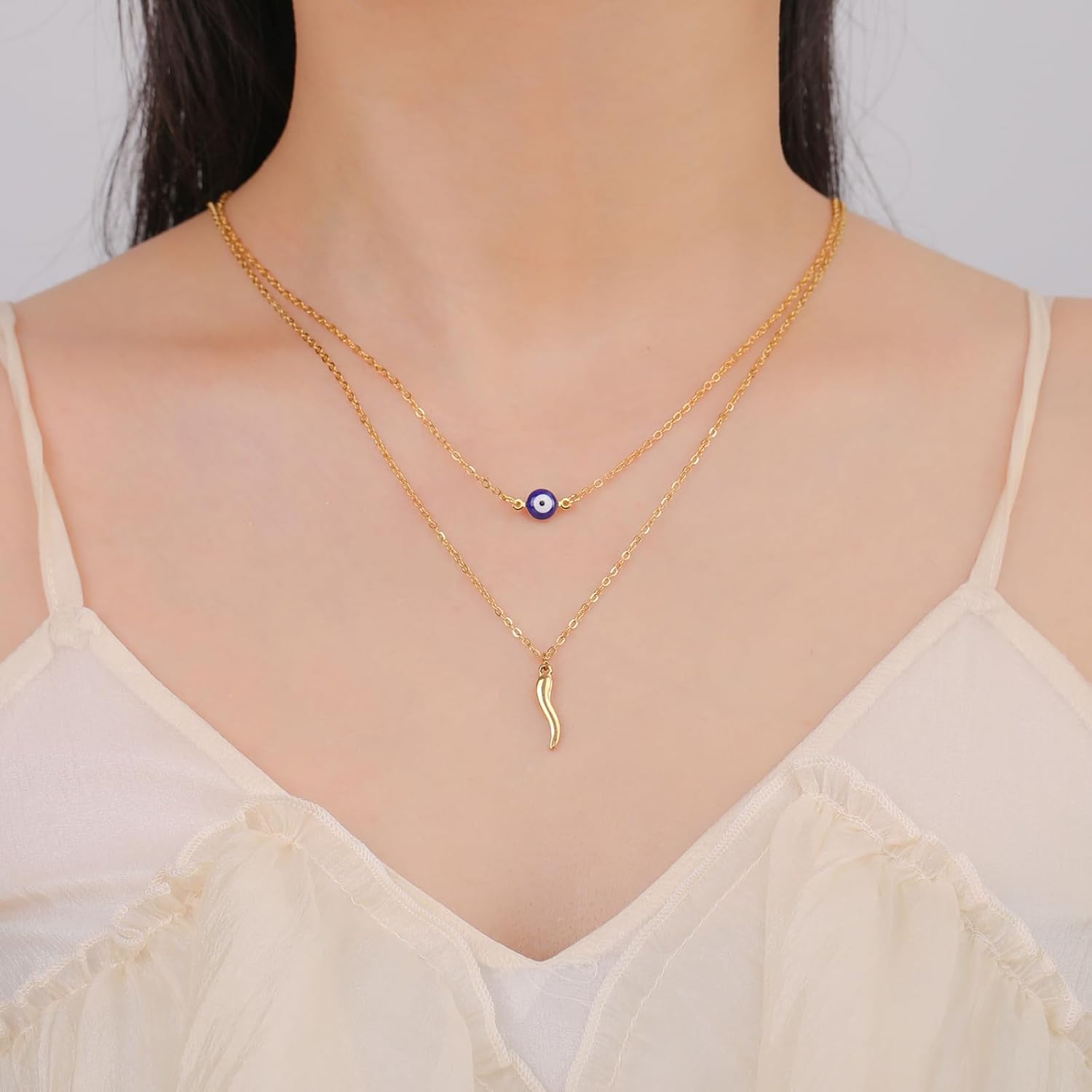 Detalle 2 de VASSAGO Evil Eye Necklace with Italian Horn Pendant – Layered Turkish Blue Eye Protection Jewellery