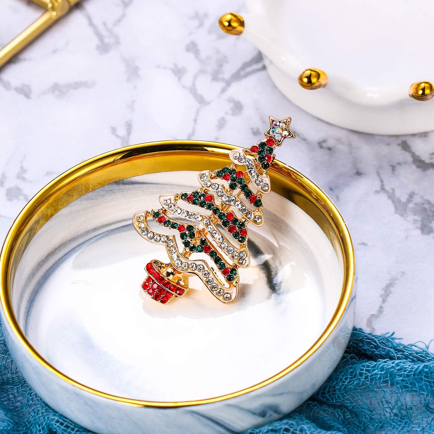 Detalle 2 de Spilla Cristallo Clearine Ondulato con Stella e Albero di Natale – Oro Fondo, Stile in Rilievo