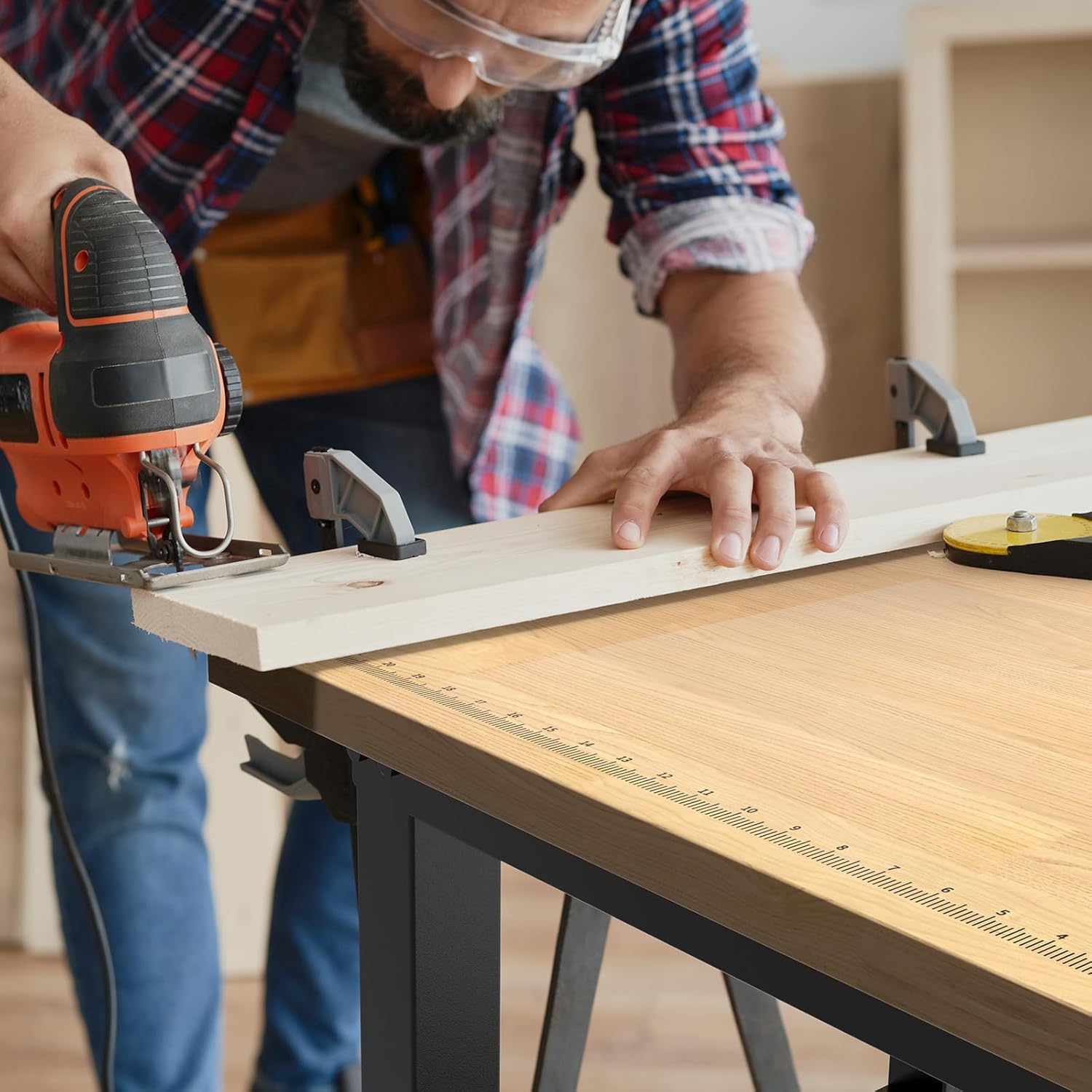 Detalle de LARBANKE 120 cm heavy-duty workbench with adjustable height, rubber wood top and power strip