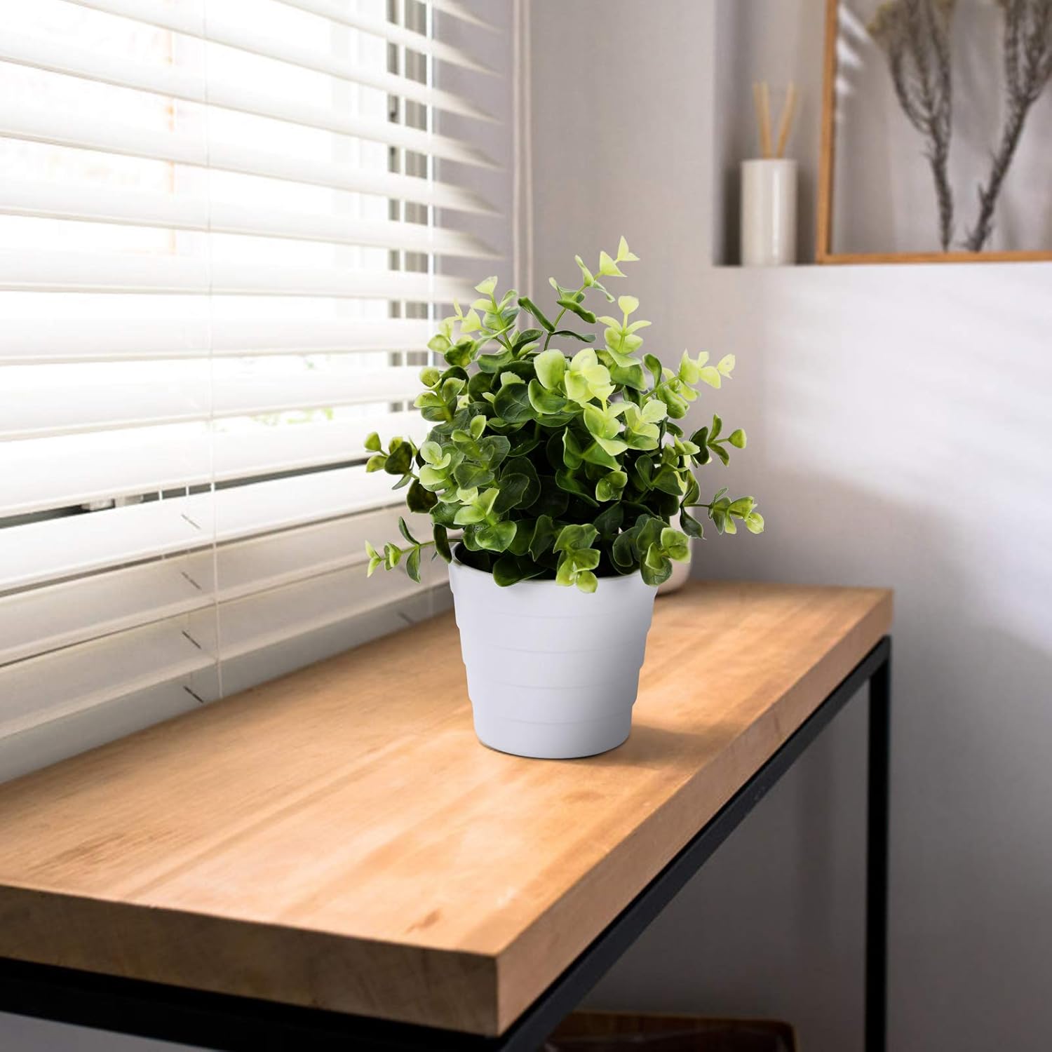 Detalle de Meneco Small Fake Plant in Pot – Eucalyptus Green