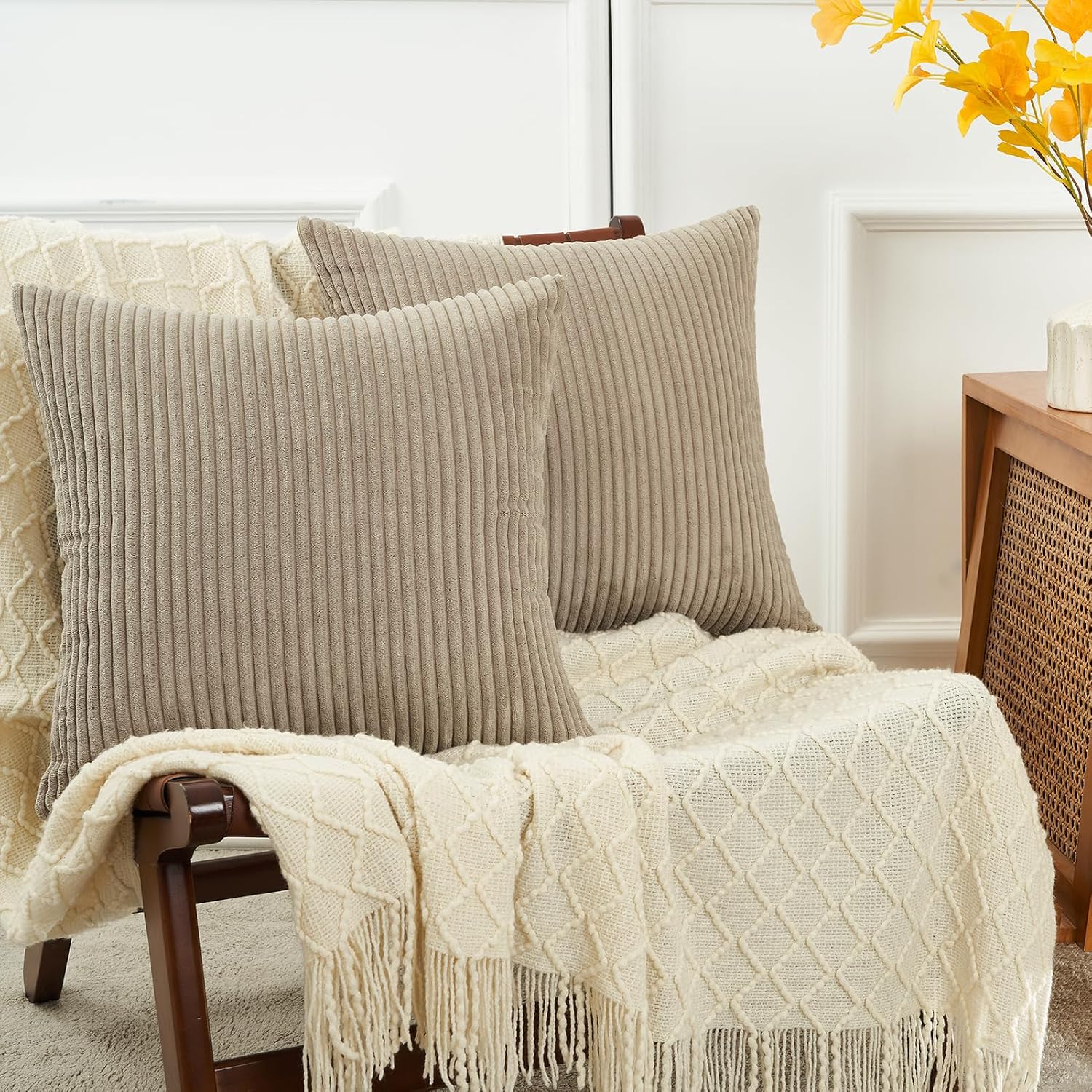 Detalle de Housse coussin 50x50 velours taupe, lot de 2 🛋