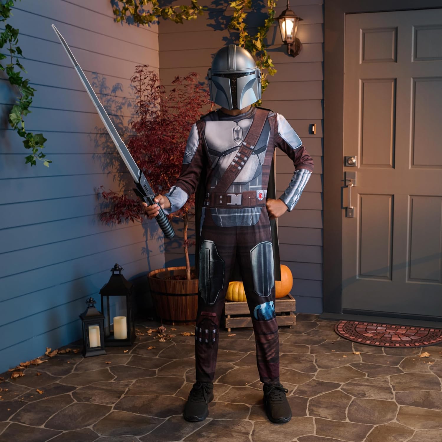Detalle de Star Wars The Mandalorian Youth Costume with Light-Up Chest, Padding, Mask and Cape