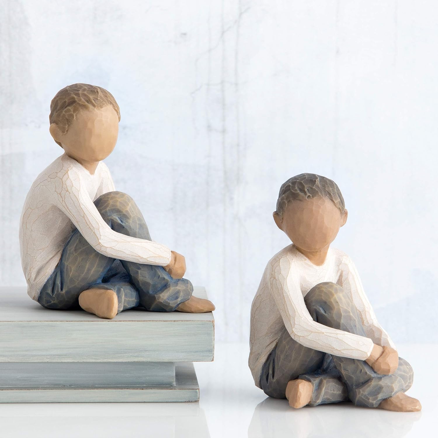 Detalle de Enesco 26228 Enfant Attentionné – Sculpture artisanale en résine, livrée en coffret cadeau