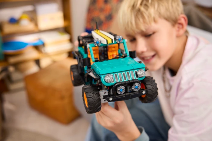Detalle 2 de LEGO Technic Jeep Wrangler Rubicon Geländewagen 42227 – technischer Geländeliner mit echter Lenkung