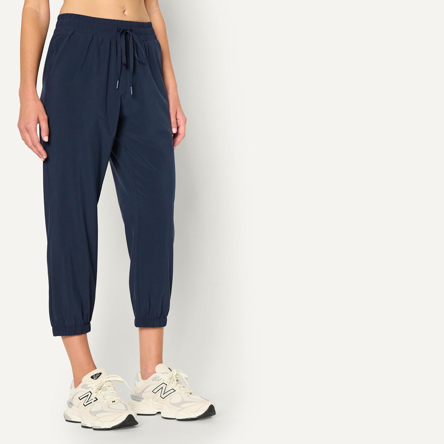 Thumbnail 1 de Amazon Essentials Women’s Active Performance Stretch Woven Crop Jogger Trousers (23.5in/60cm inseam)