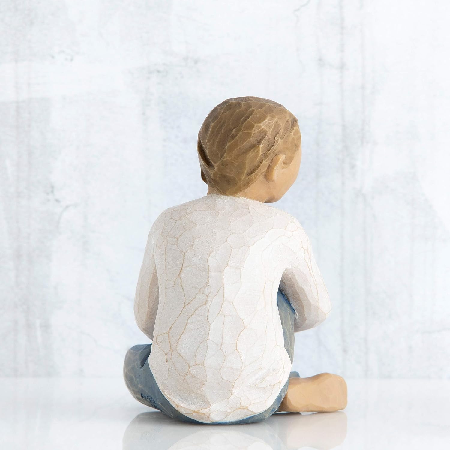 Detalle 2 de Enesco 26228 Enfant Attentionné – Sculpture artisanale en résine, livrée en coffret cadeau