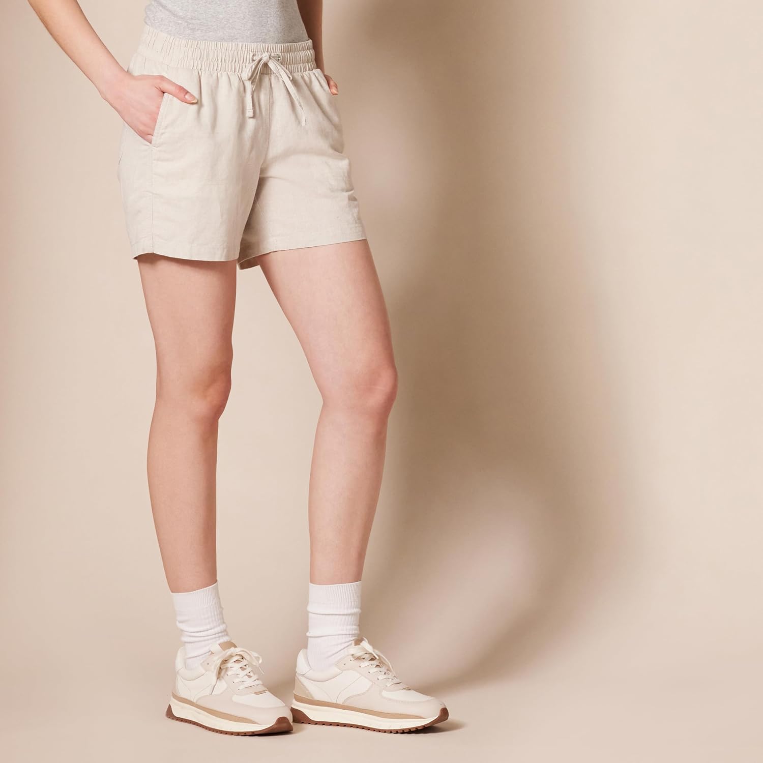 Thumbnail 2 de Amazon Essentials Women's 5" Linen Blend Drawstring Shorts (Plus Size)