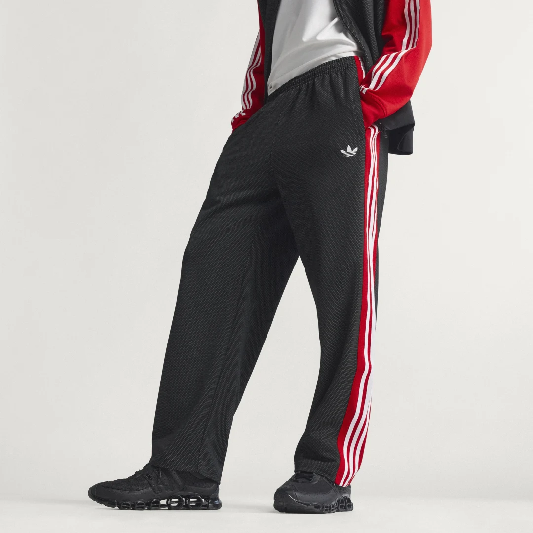Detalle de Pantalón holgado de malla Adidas negro