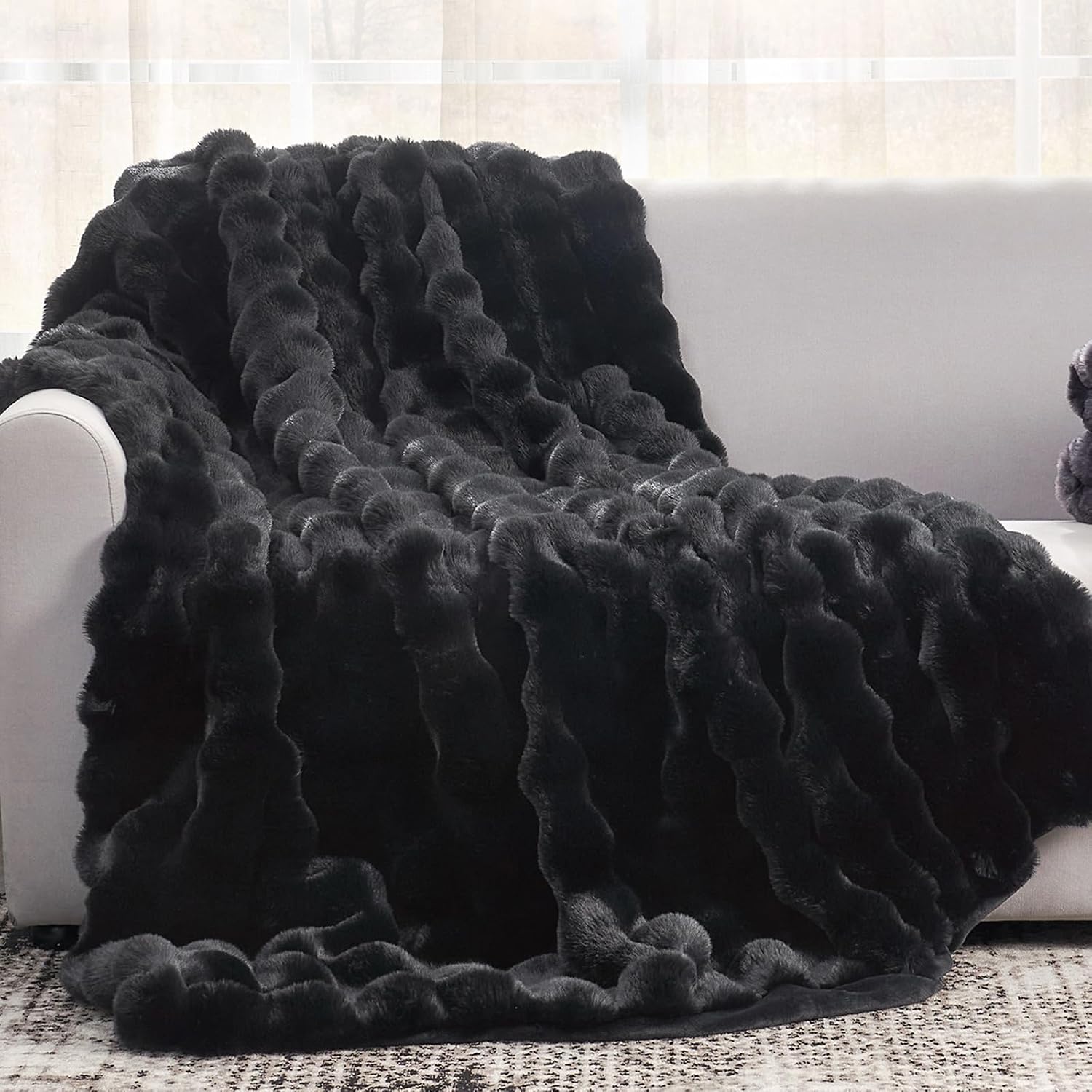 Detalle de Cozy Bliss Faux Fur Throw Blanket: Ultra-Soft Bubble Design for Couch and Bedroom