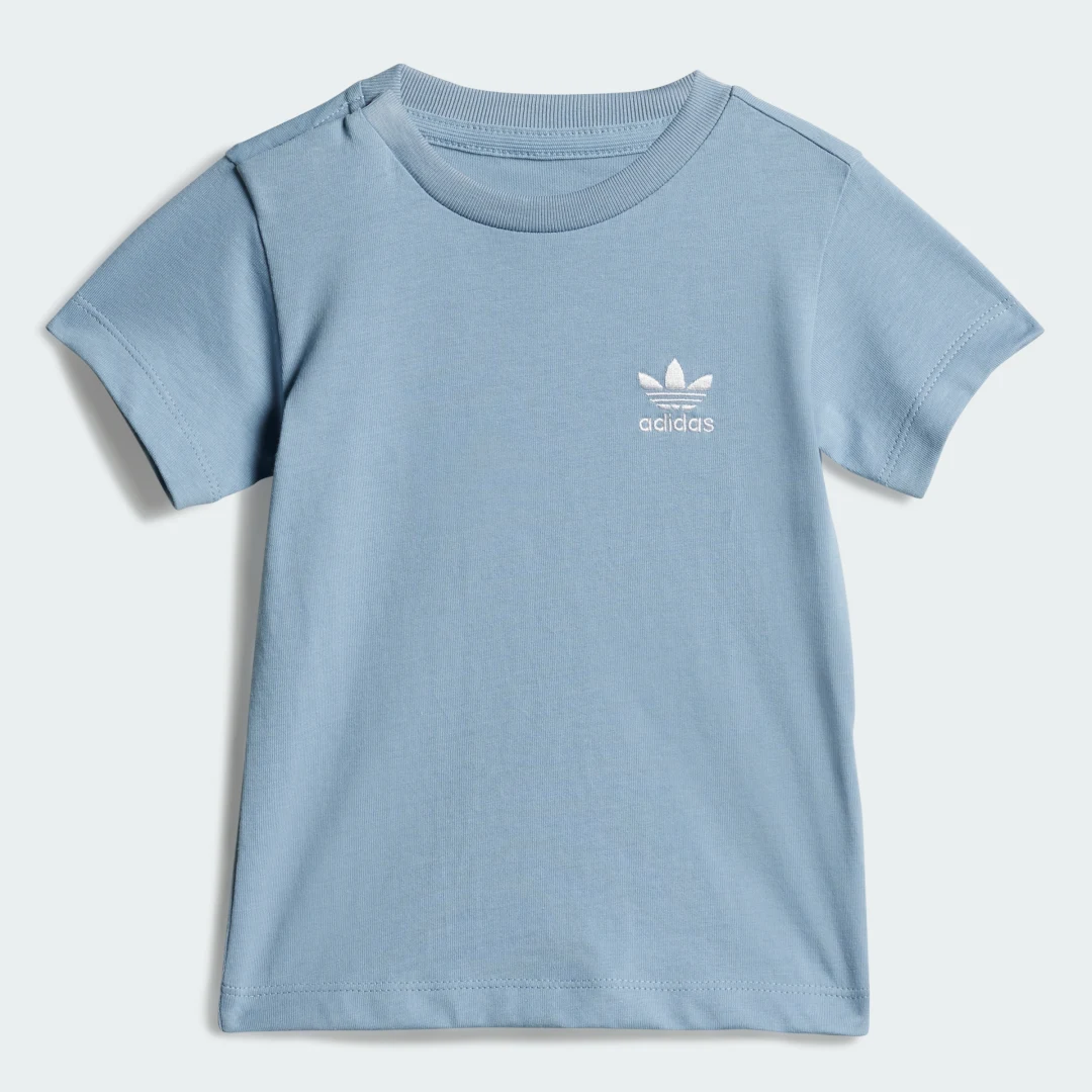 Detalle de Conjunto Adidas: camiseta y pantalón corto en color azul