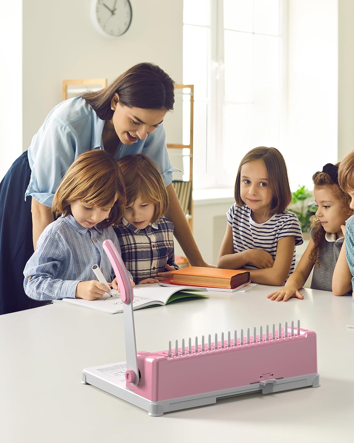 Detalle 2 de MAKEASY BM12 21-Hole Comb Binding Machine with 100 Black PVC Spines