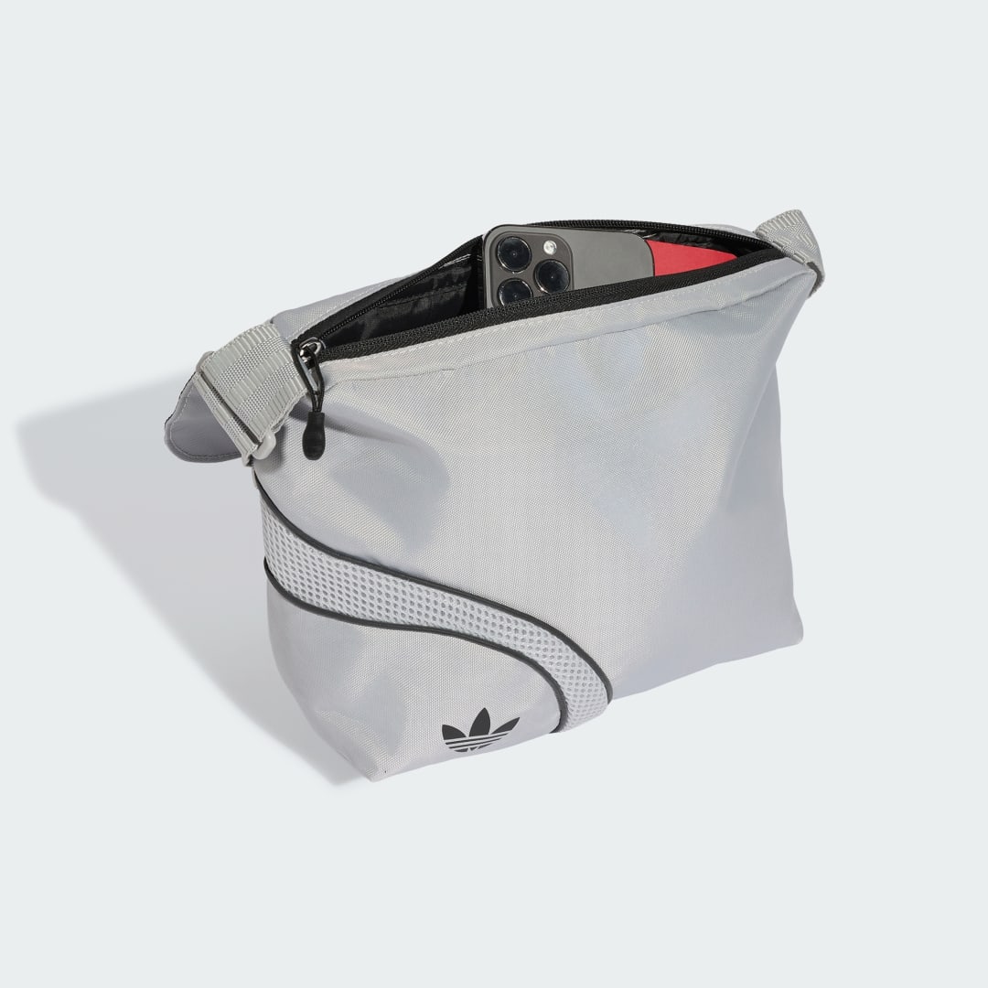 Detalle de Bolso CROSS BODY de Adidas en gris: comodidad y estilo para el día a día