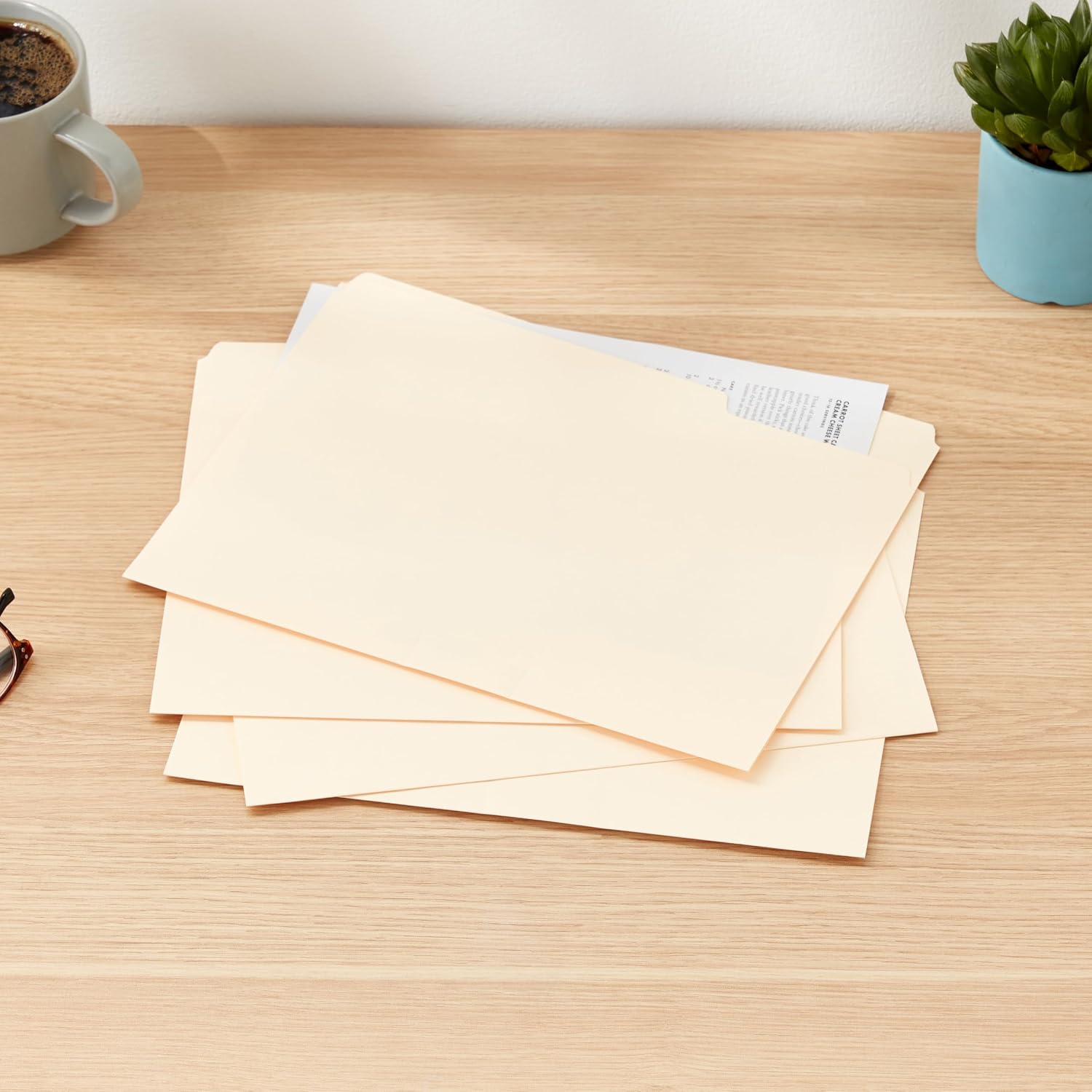 Detalle 2 de Amazon Basics Sturdy File Folders with Reinforced Tabs (1/3-Cut) - Manila, 100-Pack