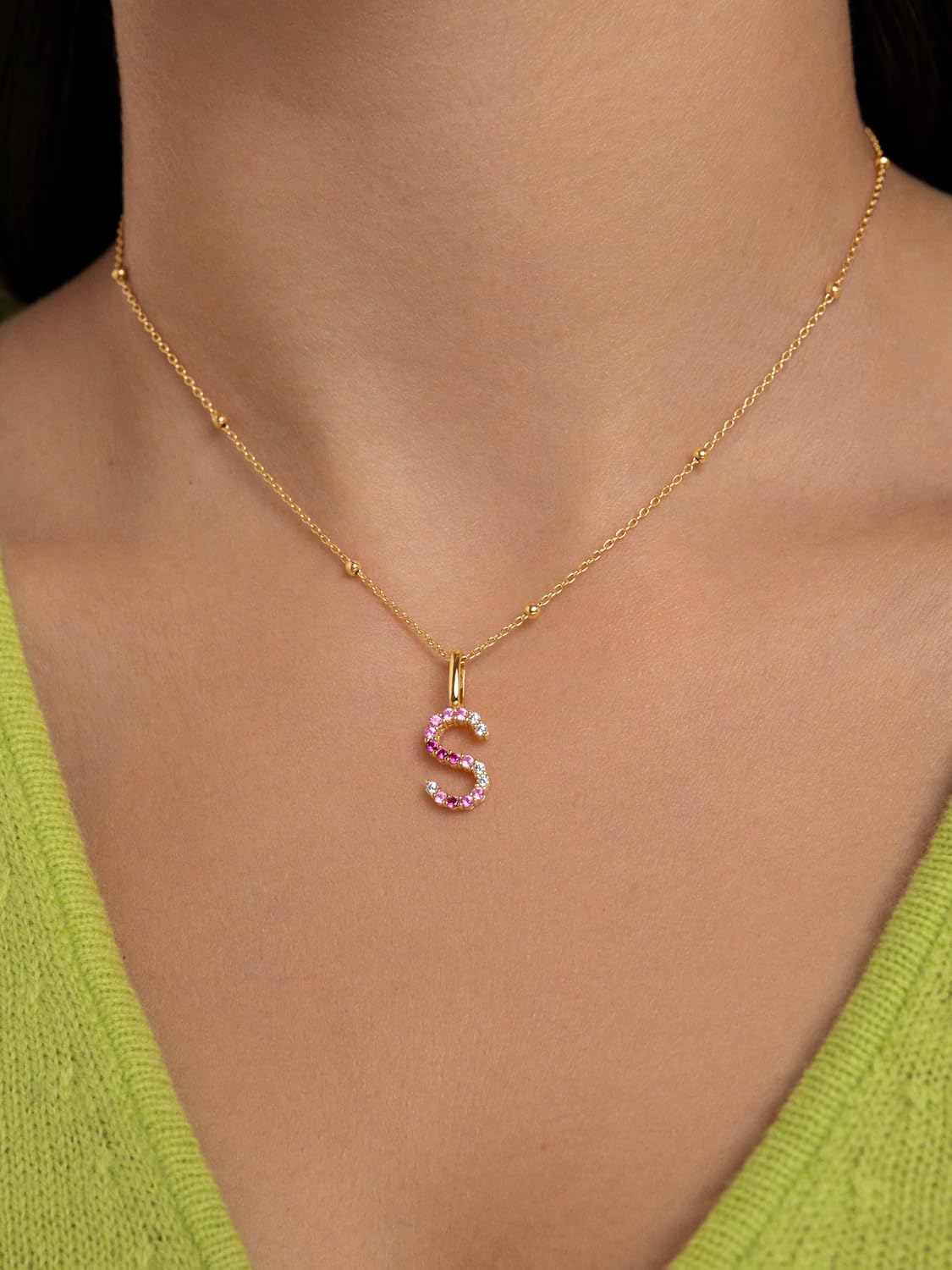 Detalle 2 de SINGULARU Charm Letter Spark Sakura: Ciondolo iniziale in Argento Sterling 925 placcato oro 18Kt con zirconi
