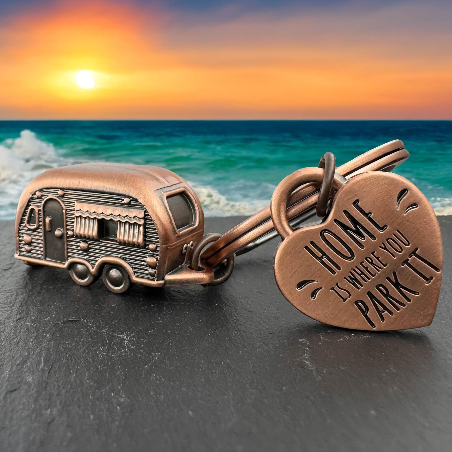 Thumbnail 1 de LANOLU Schlüsselanhänger Wohnwagen – 3D Anhänger aus Metall mit Herz-Anhänger „Home is where you Park it“