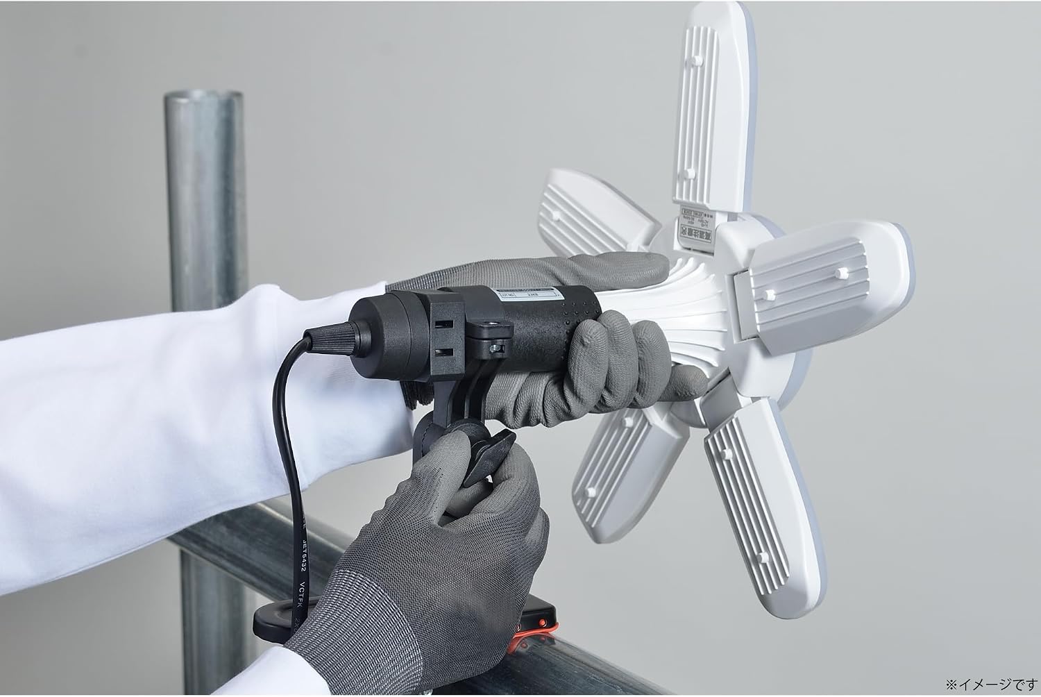 Detalle 2 de 高儀 EARTH MAN SAKUTO 45W CLT-45SLA LEDクリップライト E26・昼光色・連結コンセント付き