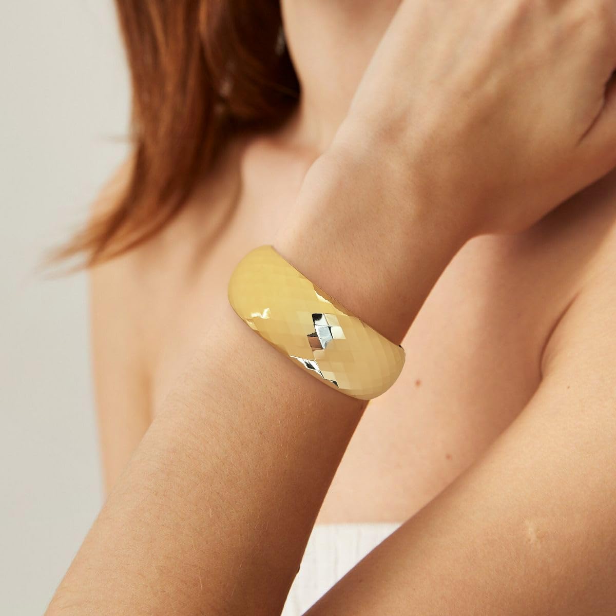 Thumbnail 4 de HolidayQbee Damen Armreif „Gold/Silber“ mit Facettenschliff & Klappverschluss – breite Statement Manschette