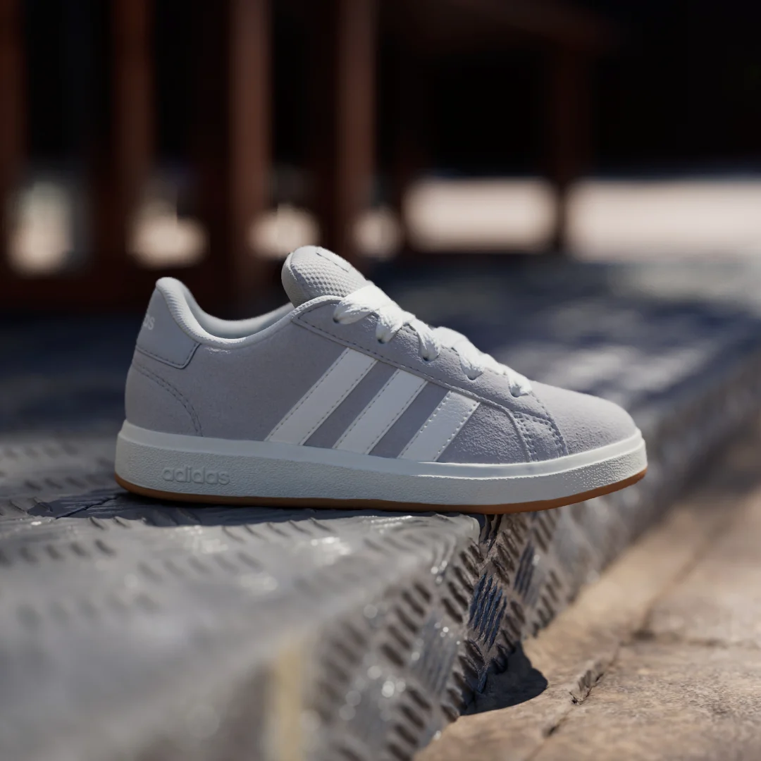 Detalle 2 de Zapatilla Grand Court 00s de Adidas: estilo clásico y comodidad diaria en gris