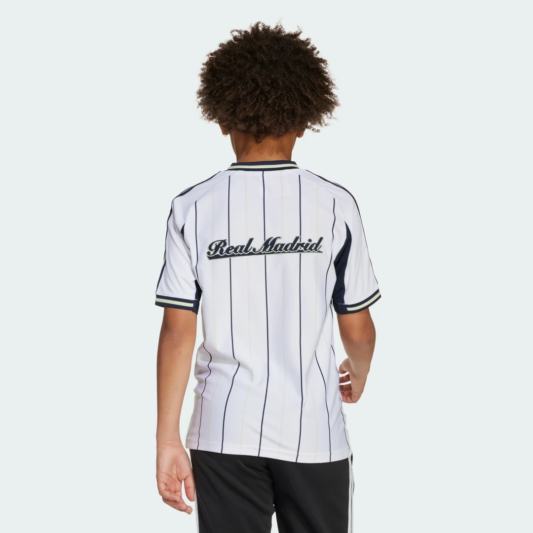 Detalle de Camiseta Real Madrid US Pack de Adidas (Blanca) – para fans que siguen cada partido