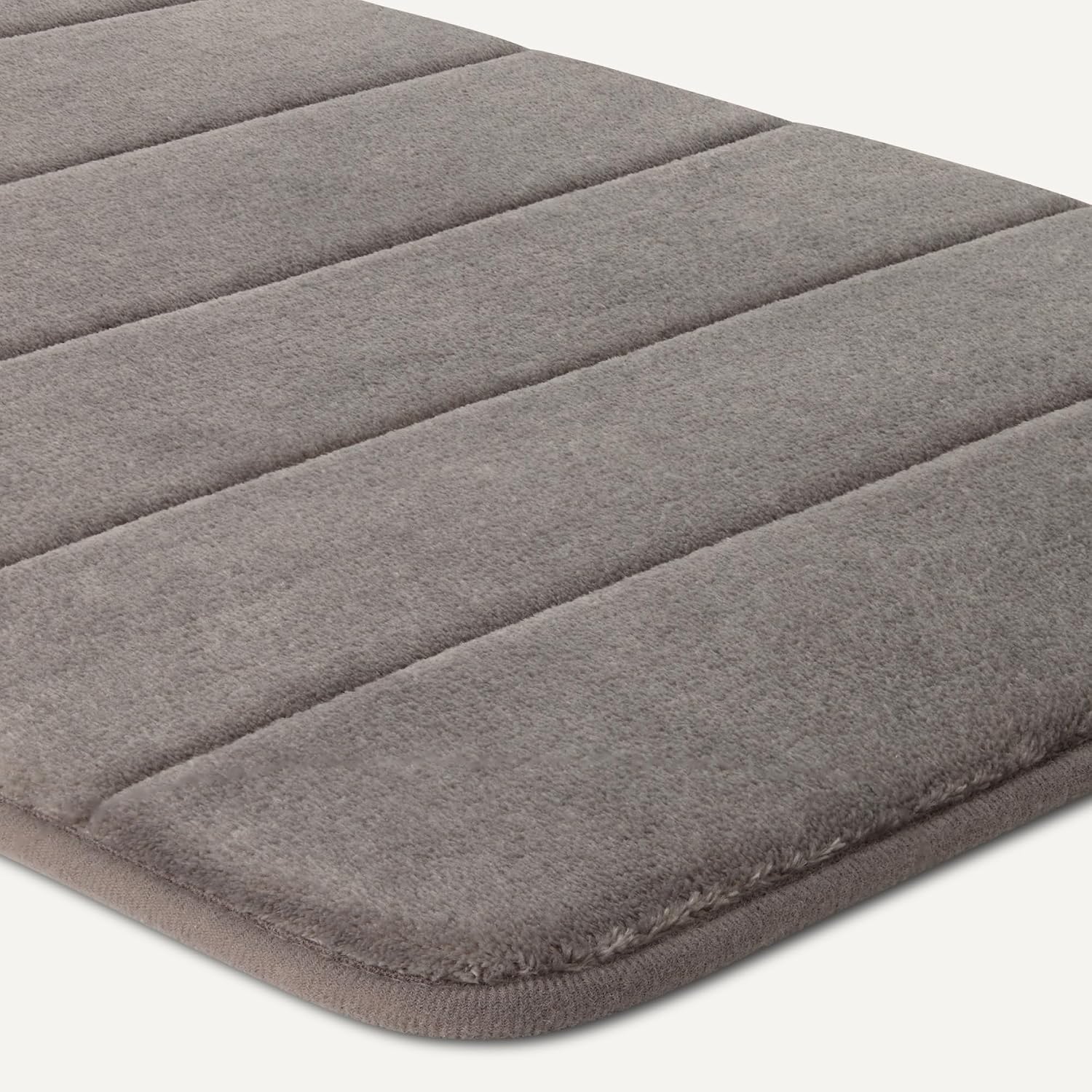 Detalle de Amazon Basics Flauschige Memory-Schaum Badmatte 43 × 61 cm, Dunkelgrau – Rutschfest und Waschbar