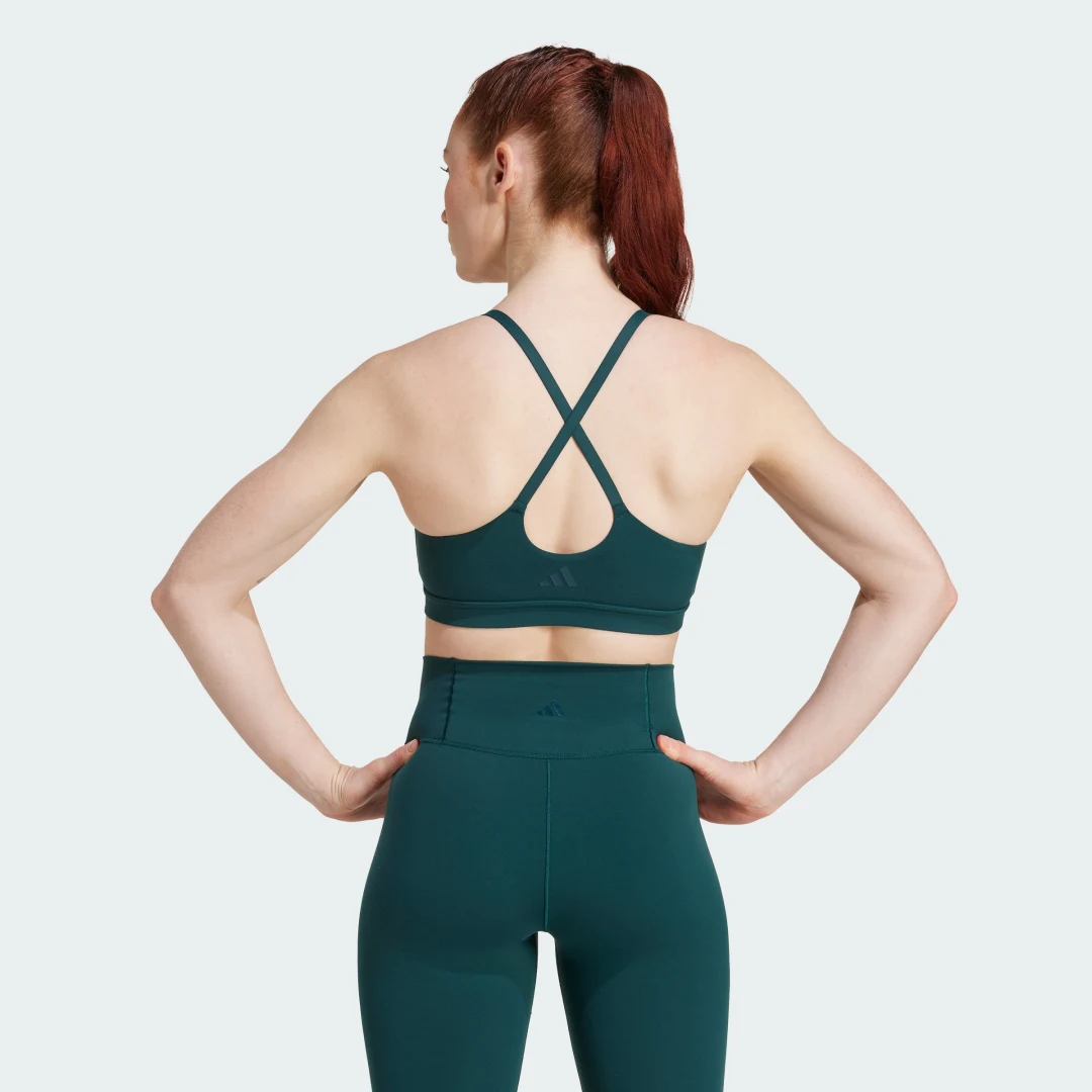 Detalle 2 de Sujetador adidas All Me de bajo impacto, verde – comodidad diaria para entrenos ligeros