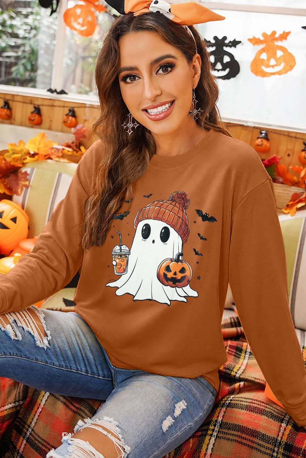 Detalle 2 de DUTUT Salem Massachusetts Oversized Women's Halloween Sweatshirt, Embroidered Crewneck