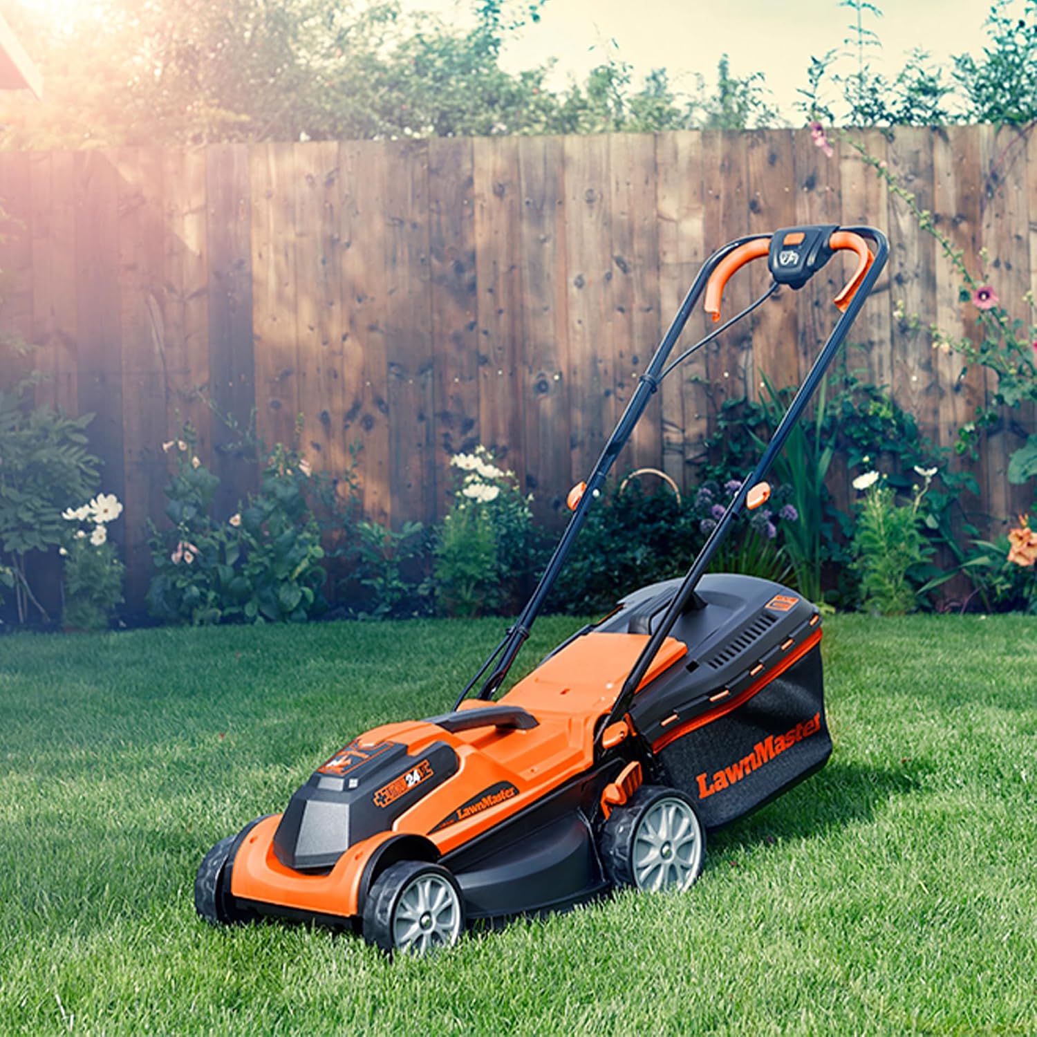 Detalle de LawnMaster MX 24V 34cm Cordless Lawnmower with 4.0Ah Battery, Fast Charger and Rear Roller
