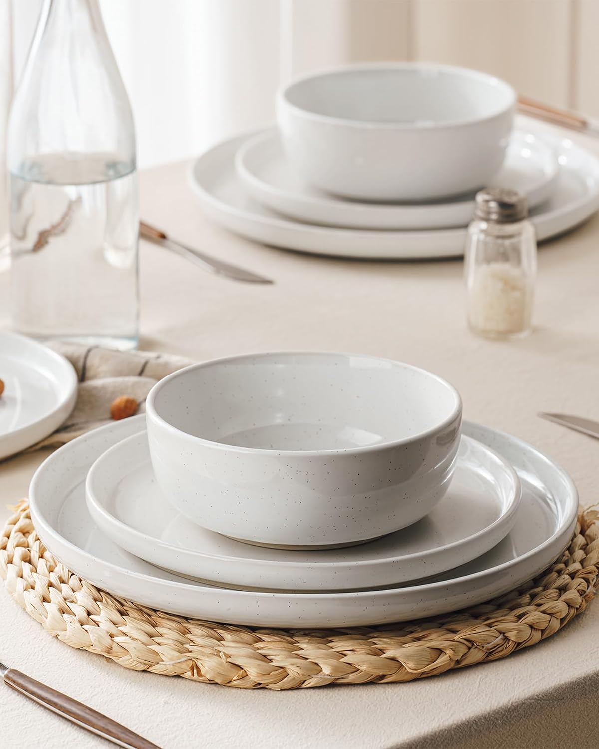 Detalle de Famiware Milkyway Stoneware Dinnerware Set for 4 (16 Pieces) – Scratch-Resistant, Microwave & Dishwasher Safe in White
