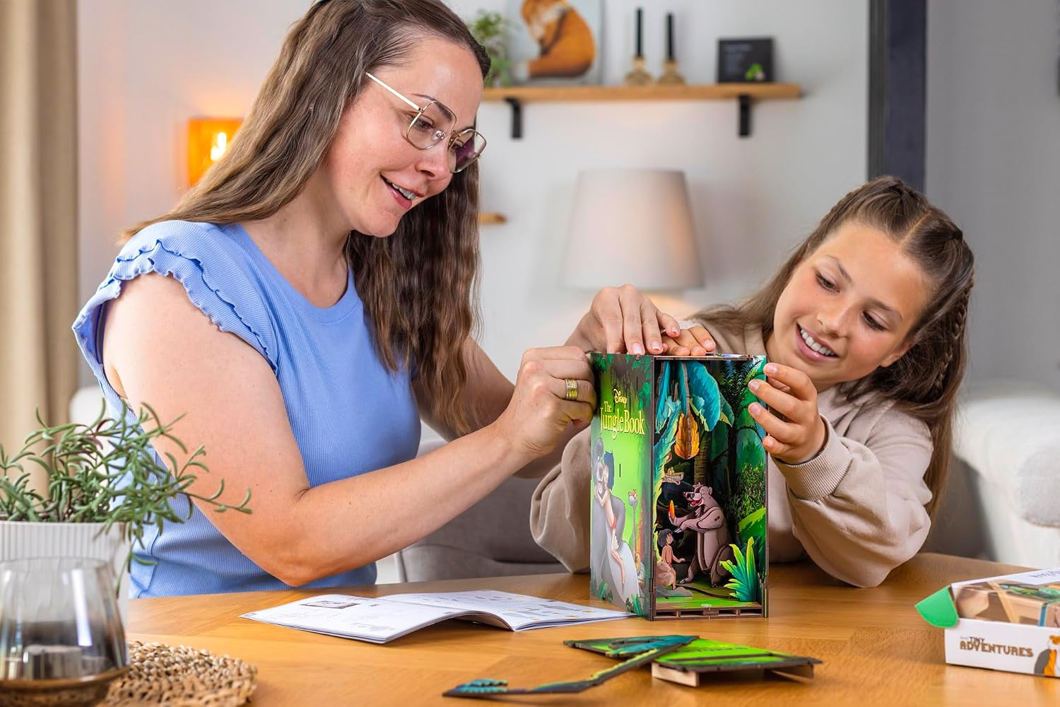 Detalle de Revell Tiny Adventures Serre-Livres Livre de la Jungle – Maison Miniature 3D en Bois avec LED