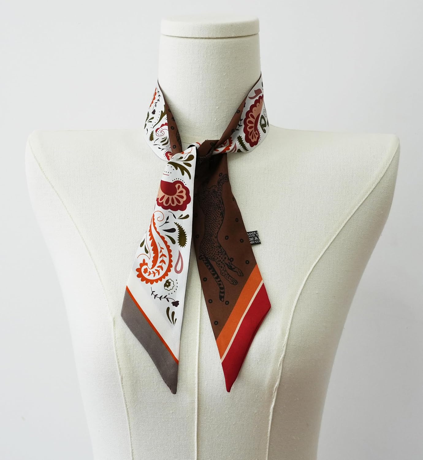 Detalle de JERLA Silk Scarf, 100% Mulberry Silk
