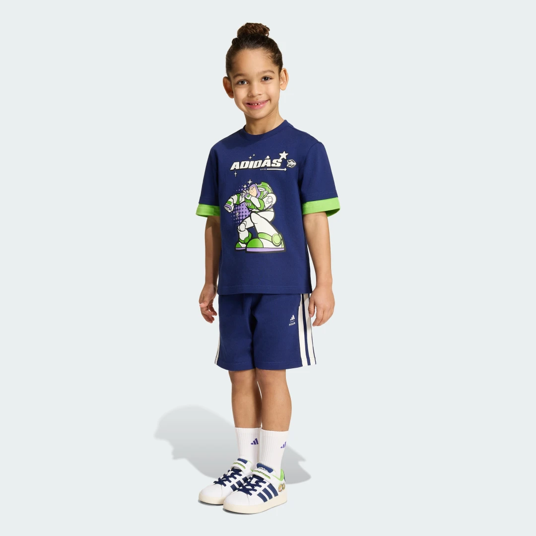 Detalle de Conjunto con camiseta Adidas Pixar Toy Story – edición azul