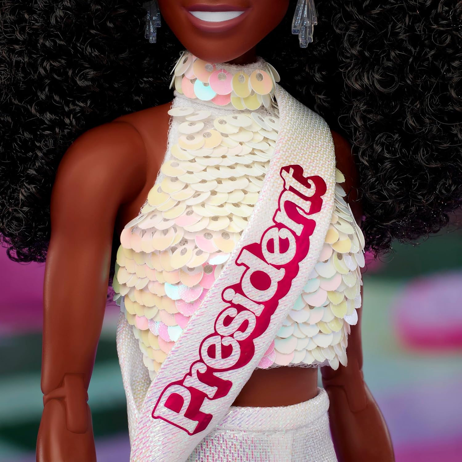 Thumbnail 3 de Barbie The Movie Presidente Issa Rae JBJ55, bambola da collezione con outfit bianco scintillante