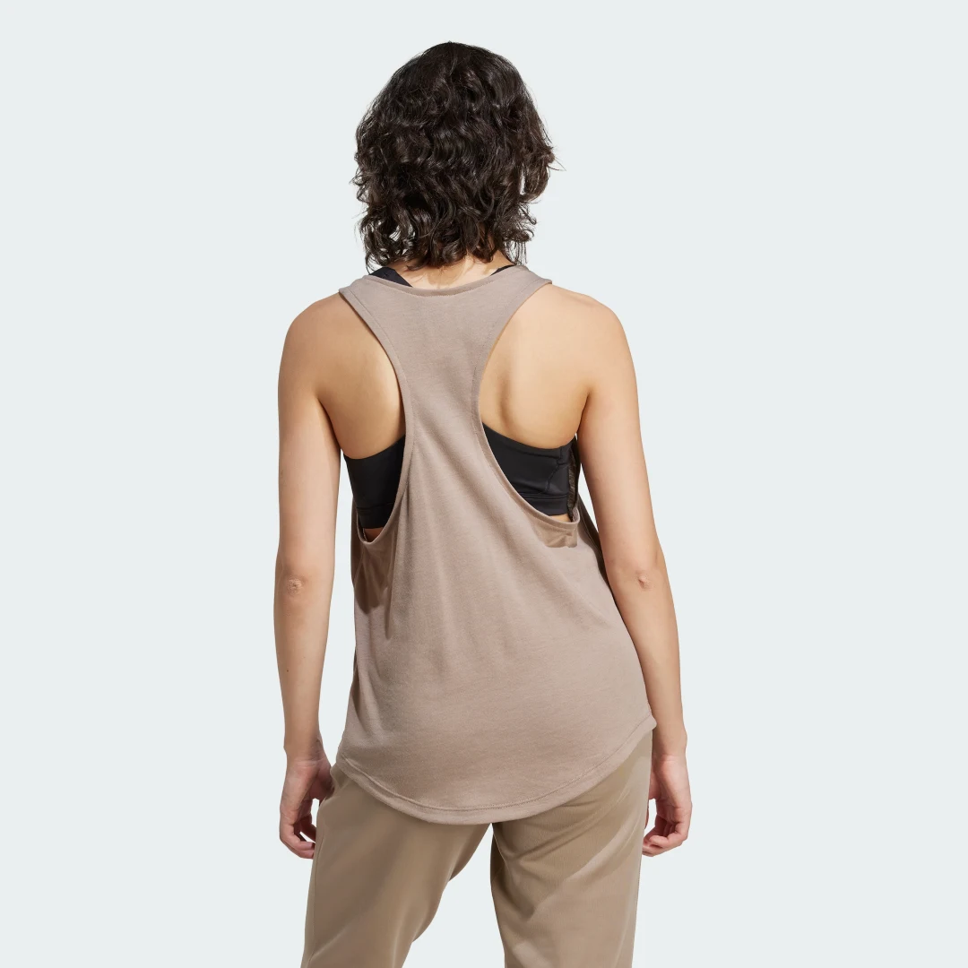 Detalle de Adidas Yoga Essentials, camiseta de tirantes marrón