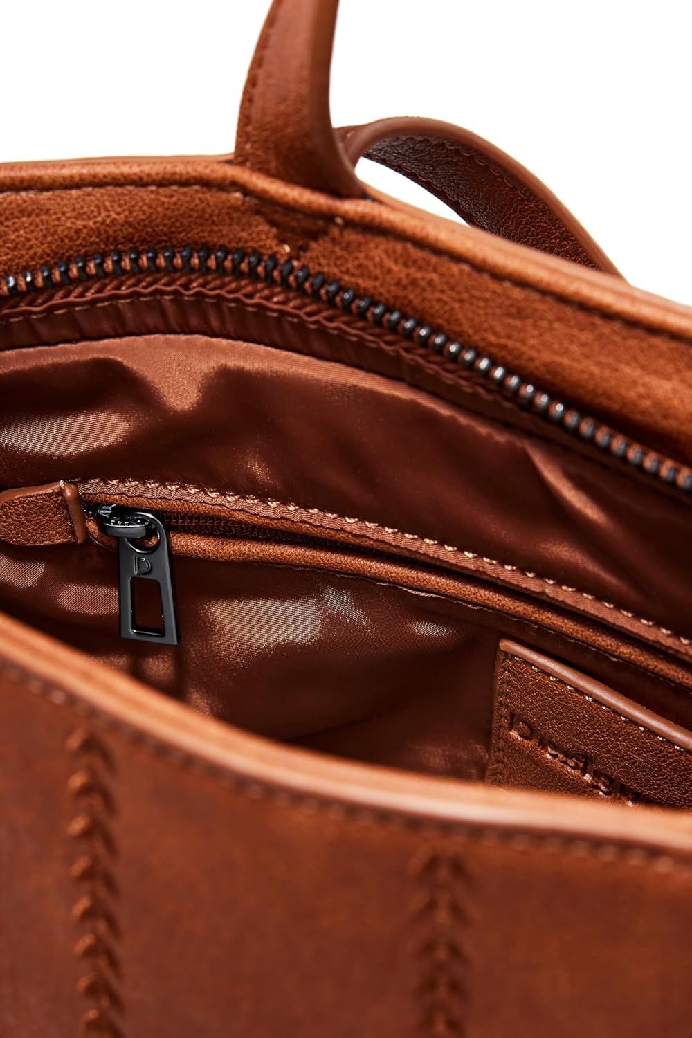 Detalle 2 de Desigual Embro Patch Mini Backpack: zaino compatto ma pratico per tutti i giorni