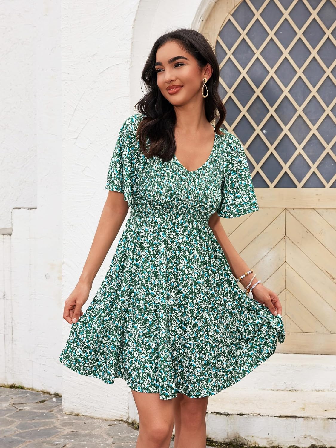 Detalle 2 de UEAL Floral Smocked V-Neck Sundress with Pockets