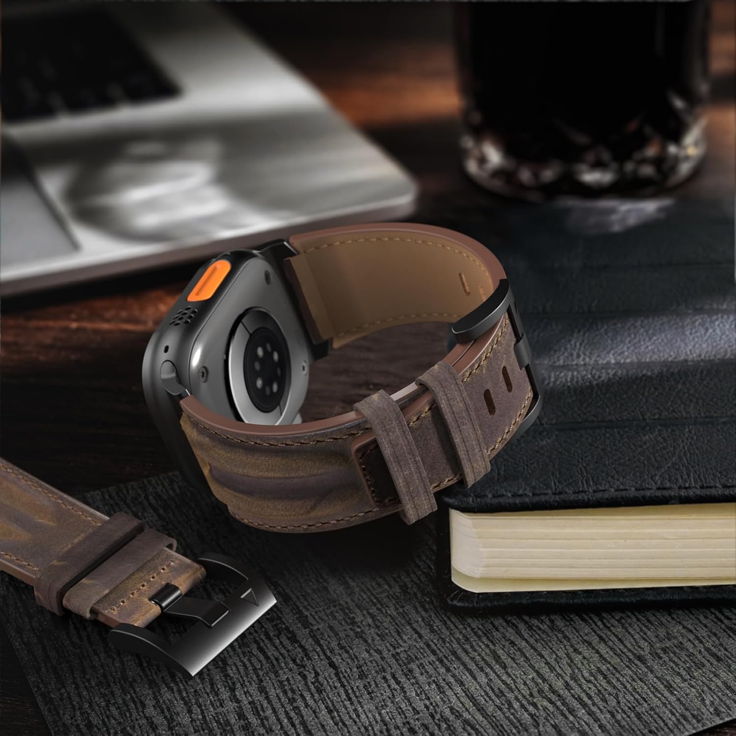 Detalle de Bouixel Top Grain Leather Strap for Apple Watch Ultra & Series (42–49mm) with Rugged Metal Connector