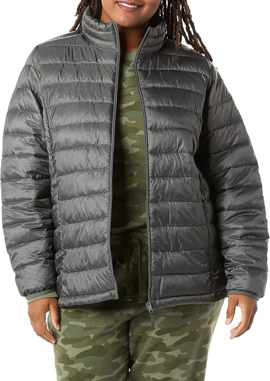 Detalle de Amazon Essentials Women's Lightweight Water-Resistant Packable Puffer Jacket (Plus Size)