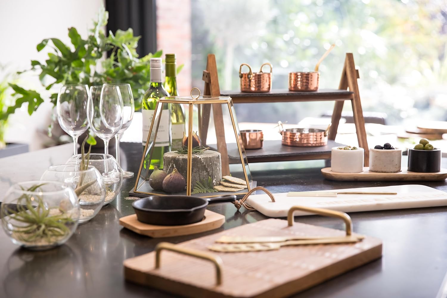 Thumbnail 2 de Artesa Geometric Glass Cake Dome with Slate Serving Board, Brass-Effect Frame