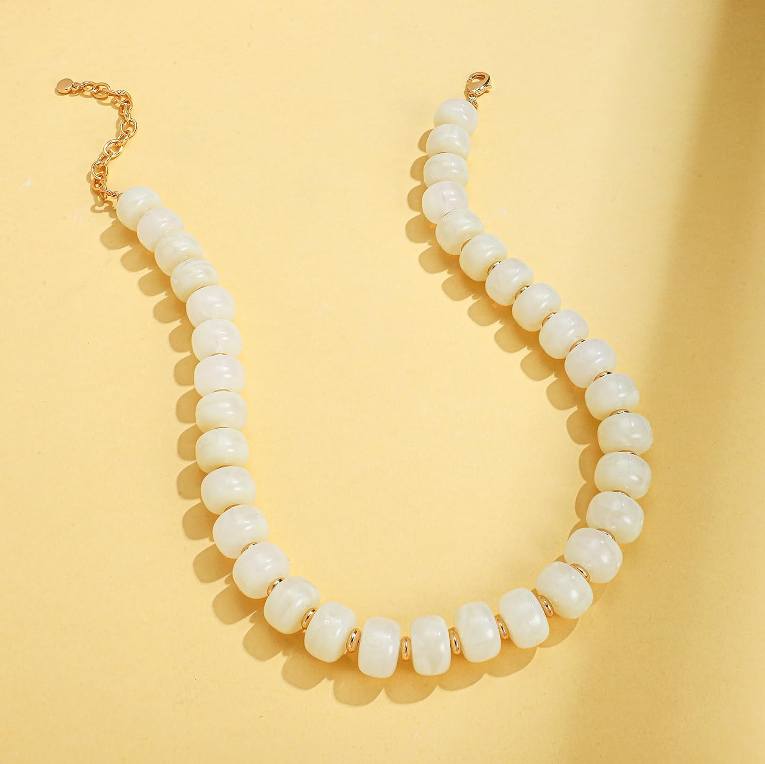 Detalle de LILIE&WHITE Resin Chunky Beaded Necklace for Women – Boho Minimalist Statement Jewelry