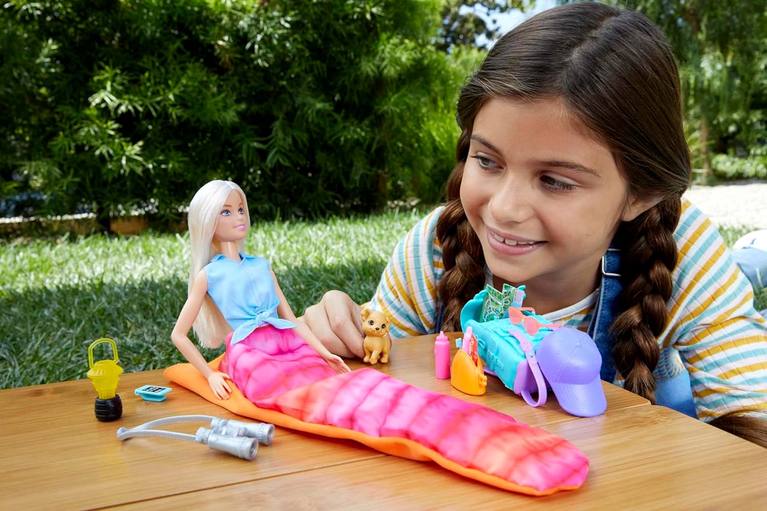 Detalle de Barbie Camping Serie – 1x Puppe mit blonden Haaren mit Outdoor-Set (HDF73)