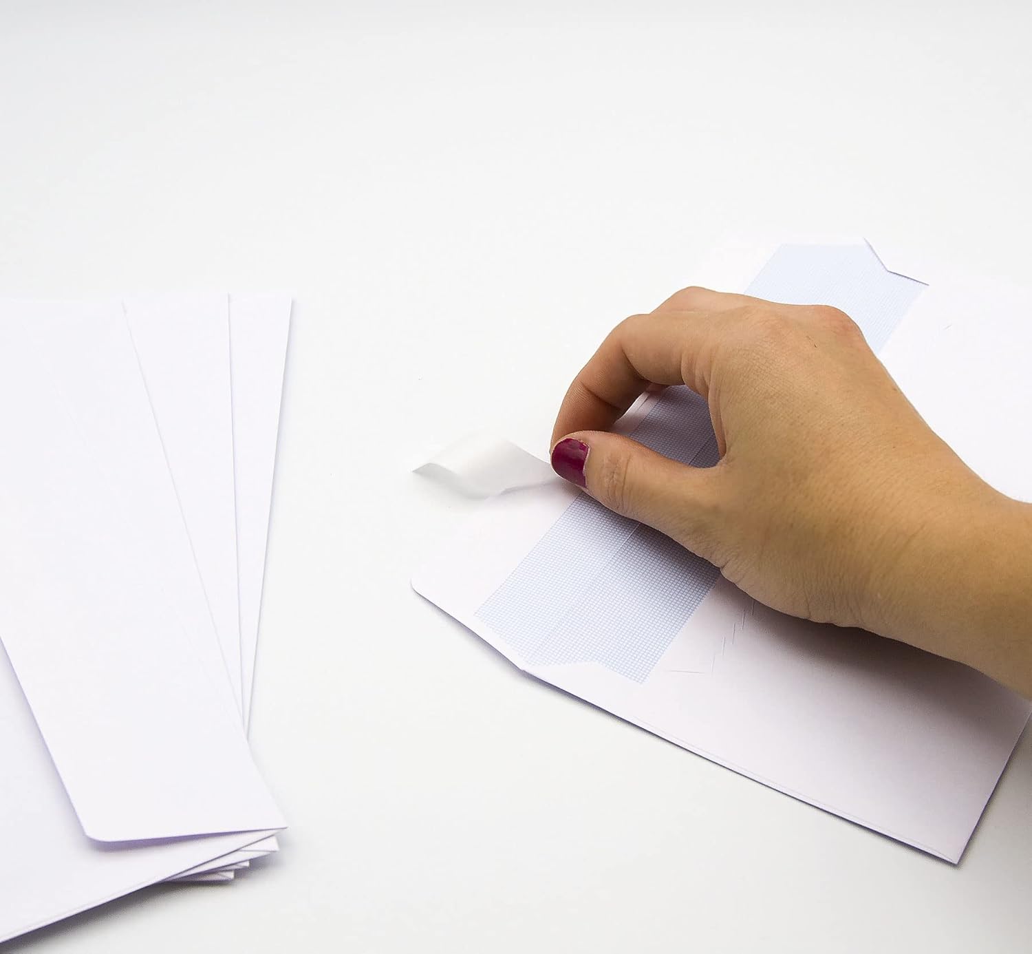 Detalle de Buste di carta bianca americana senza finestra con chiusura autoadesiva – Offitura (500 pezzi)