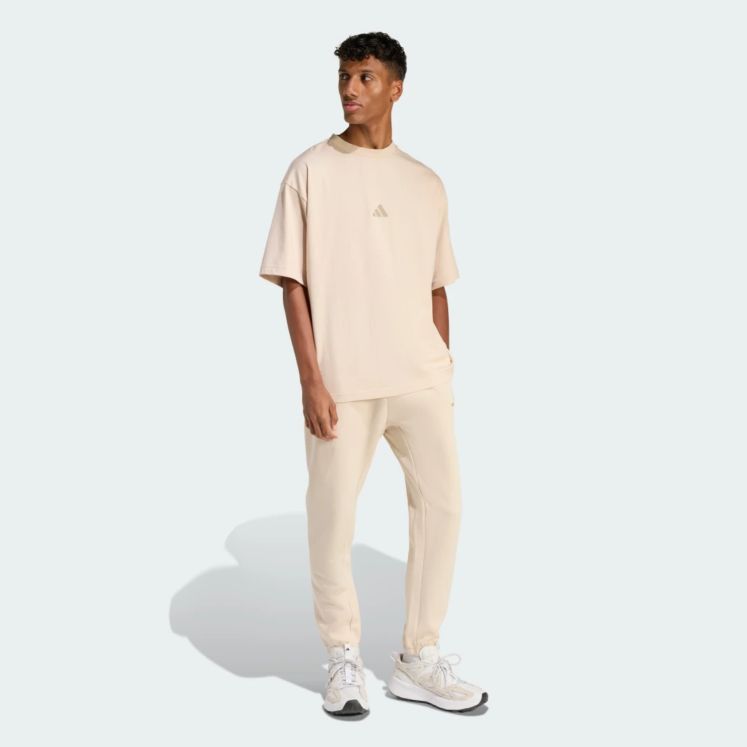 Detalle de Adidas Future Icons Small Logo, camiseta beige con logotipo pequeño