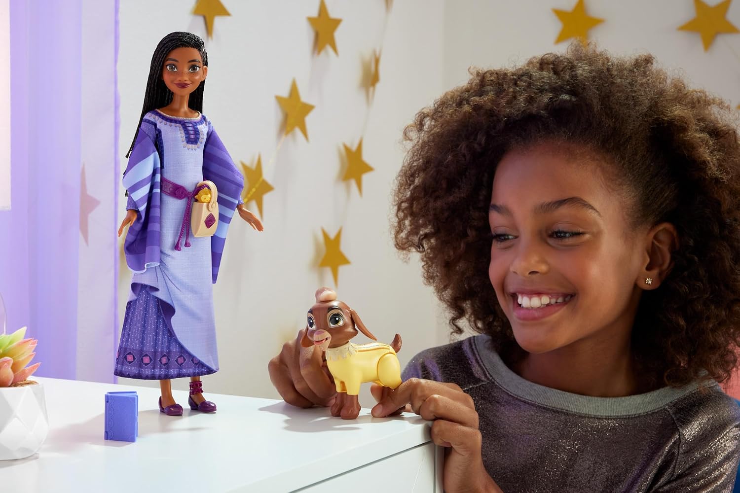 Detalle 2 de Mattel HPX25 Disney Wish Asha van Rosas-avonturenset met pop en Valentino