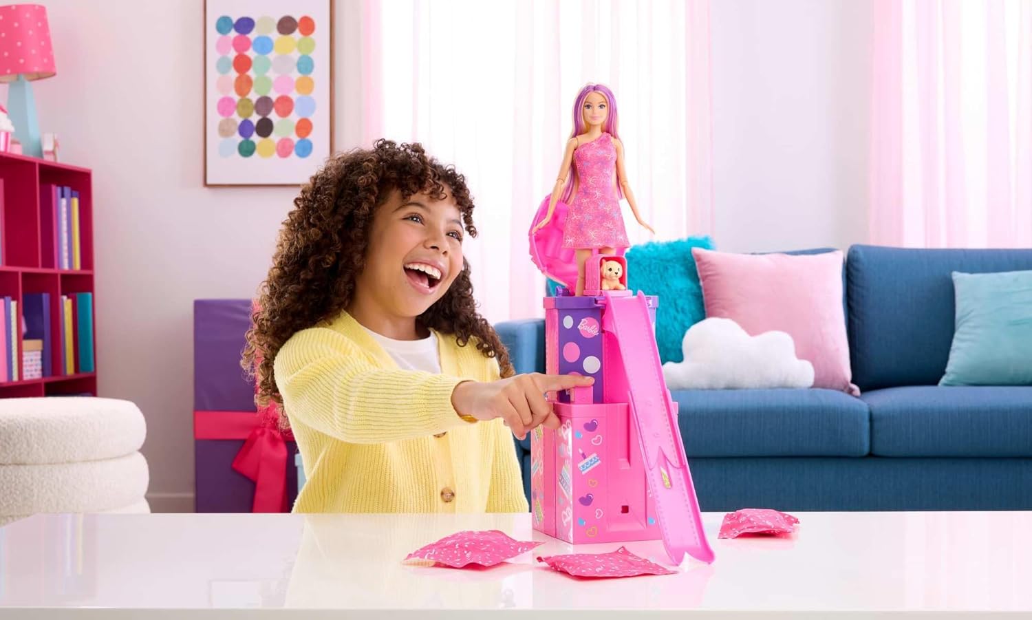 Detalle de Barbie Rise & Surprise - Bambola Pet Birthday (JKF66) con 12 sorprese, scivolo e amico cucciolo