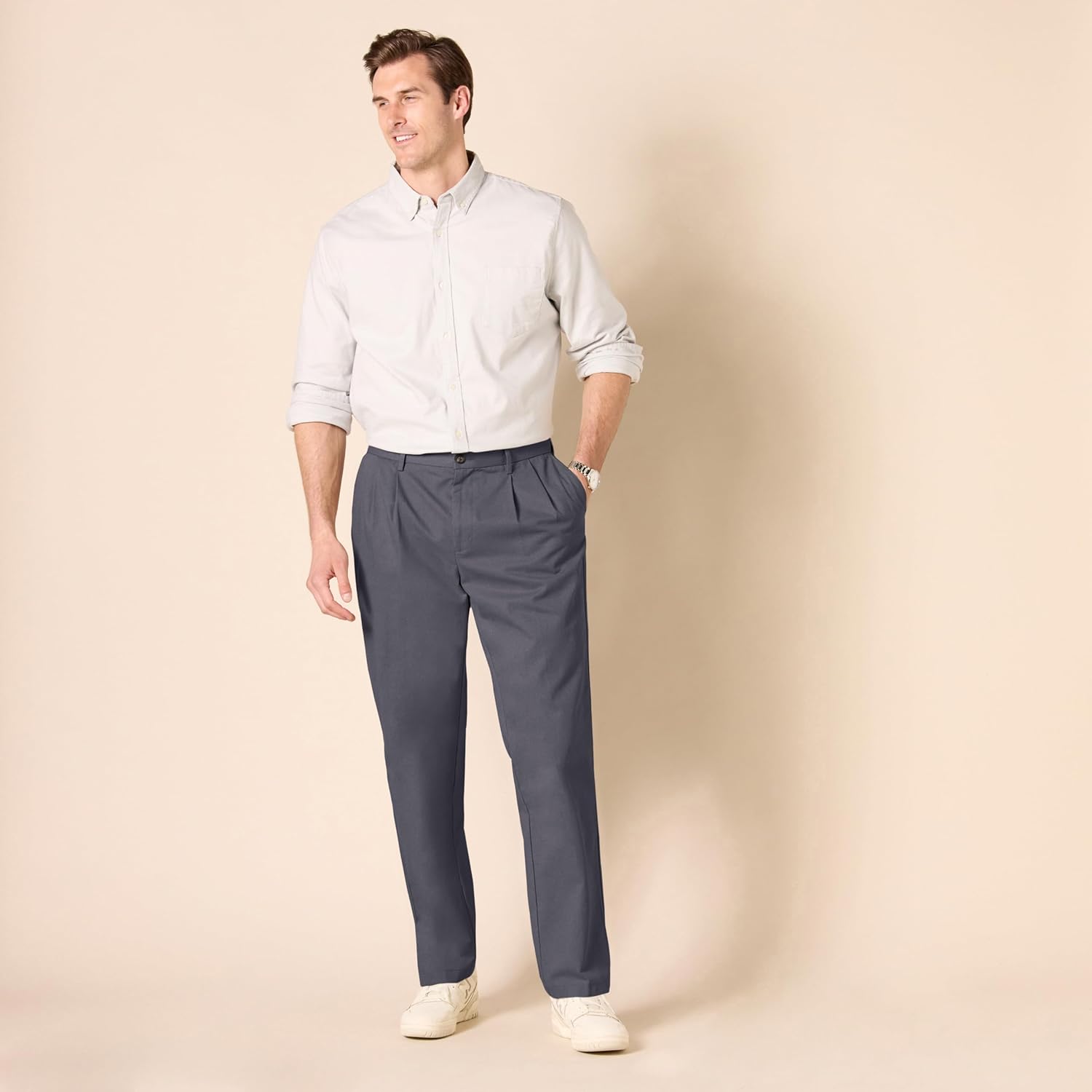 Thumbnail 6 de Amazon Essentials Men’s Classic-Fit Wrinkle-Resistant Pleated Chino Trousers (Big & Tall)