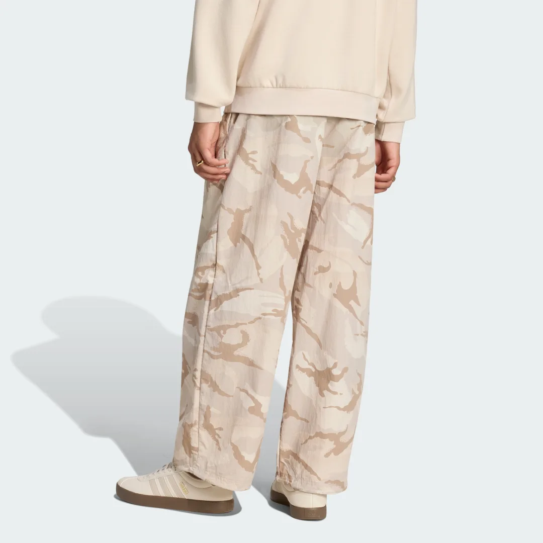 Detalle 2 de Adidas Pantalón Seasonal Essentials Camo Woven Parachute