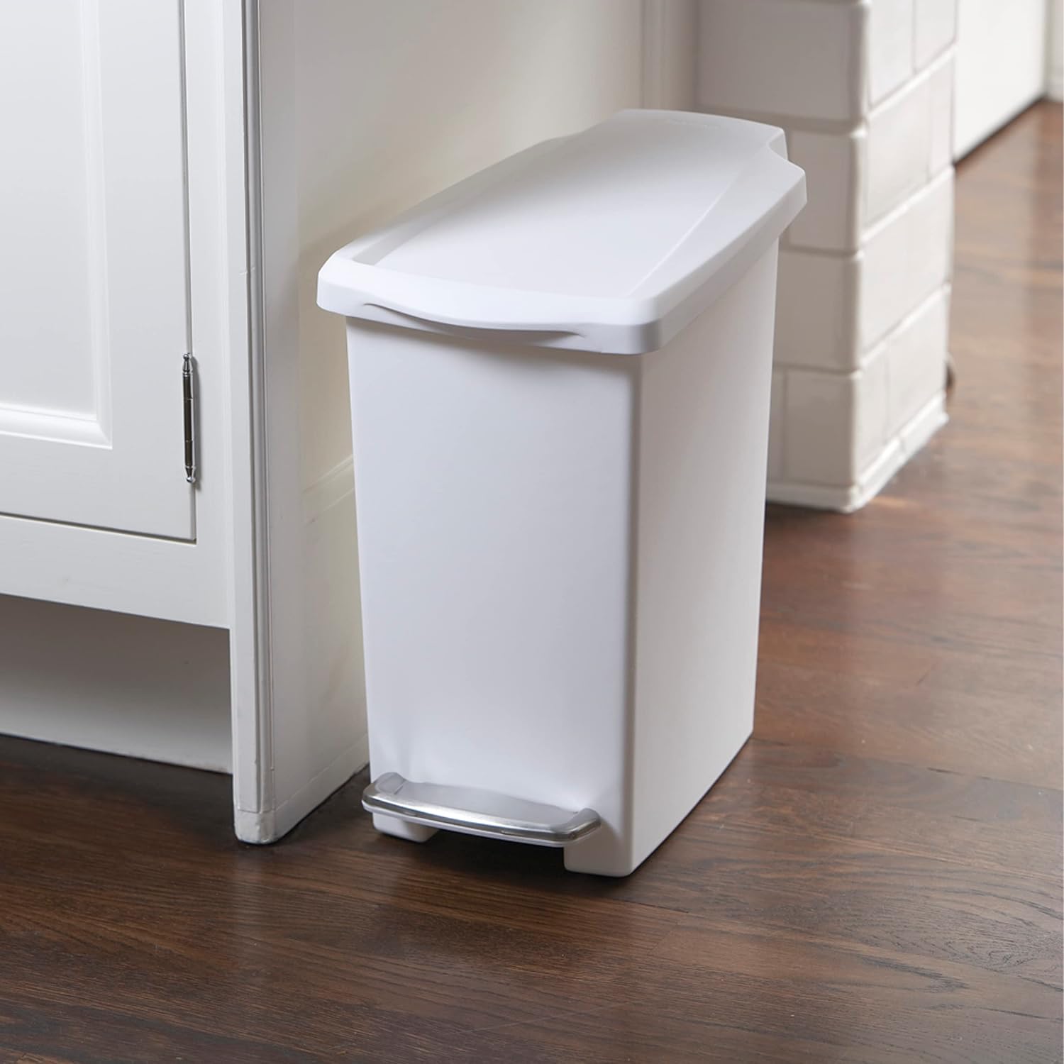 Detalle de simplehuman CW1332 – wąski kosz na śmieci 10 l z pedałem, biały plastik