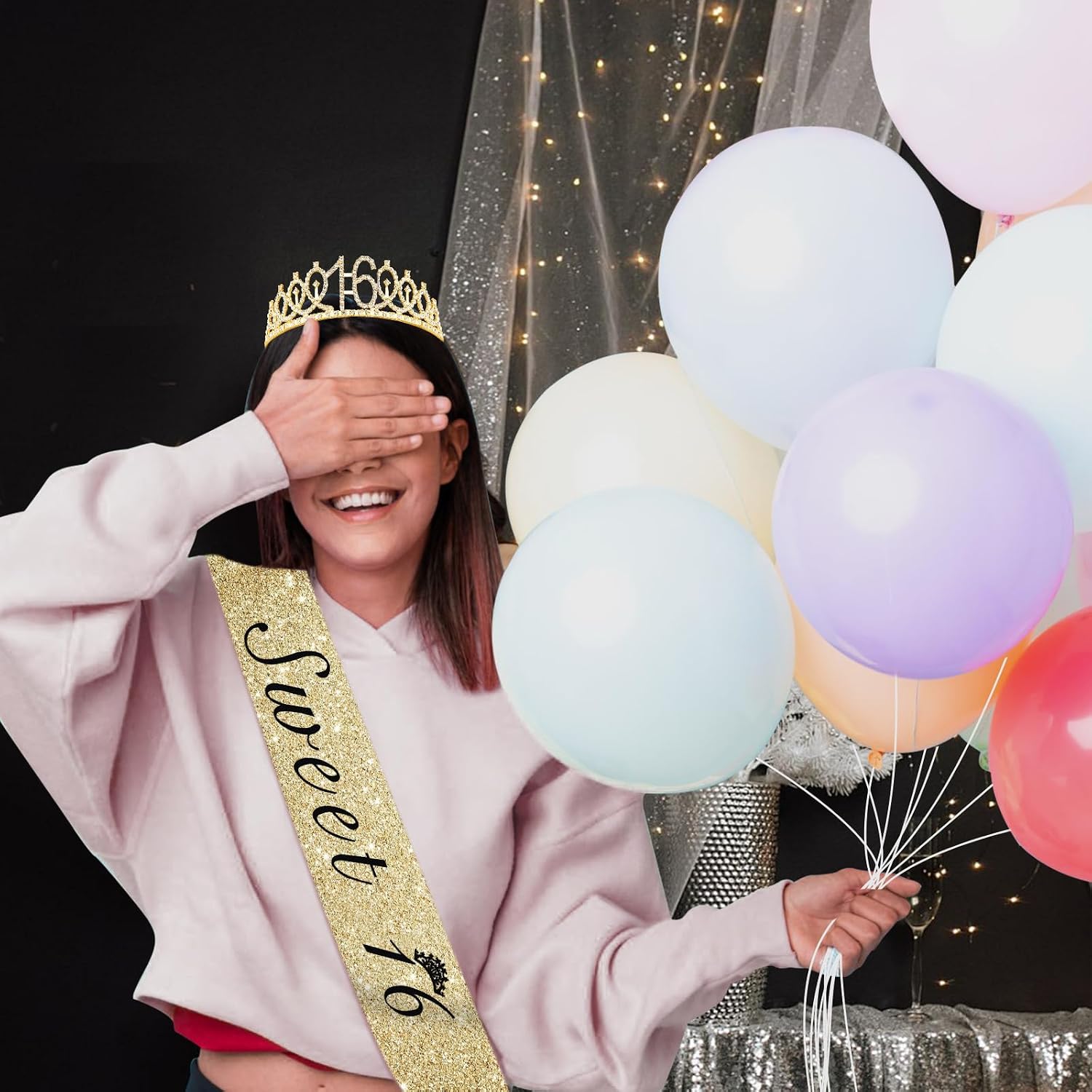 Detalle 1 de Amosking Sweet 16 birthday decorations set with 16 sash, tiara and gold number 16 candles
