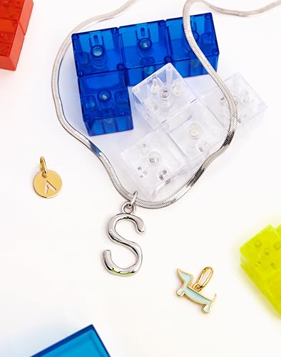 Detalle de SINGULARU Charm Mini Teckel Enamel Sky – Latón bañado en oro 18kt
