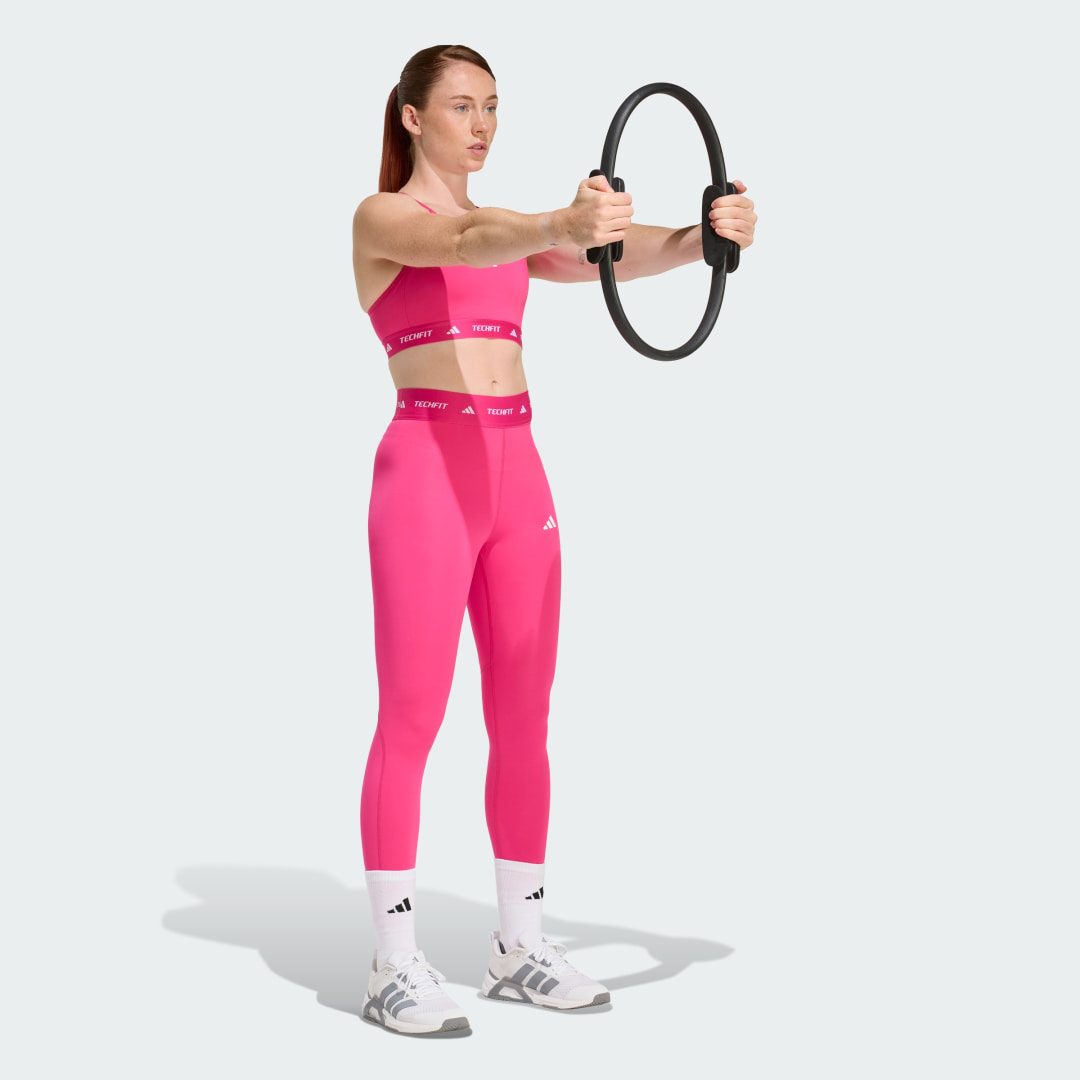 Detalle de Sujetador TECHFIT de Adidas: soporte básico y comodidad para entreno diario en rosa